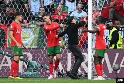 Орман фотосында айқышқа шегеленген жалаңаш қыз