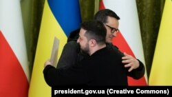 Украинскиот претседател Володимир Зеленски со полскиот премиер Матеуш Моравјецки
