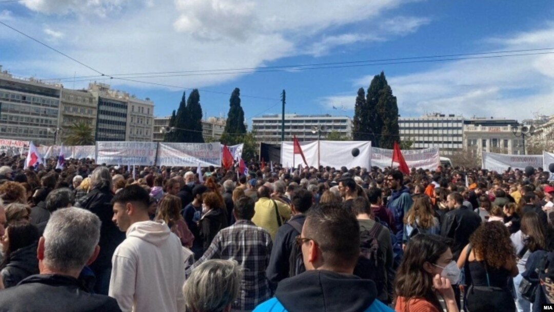 Протест пред грчкиот Парламент во Атина поради железничката несреќа во која загинаа 57 луѓе.
