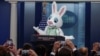 Великденският заек гостува в залата за брифинги на Белия дом във Вашингтон, САЩ, 1 април 2024 г.