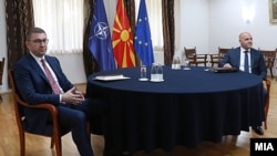 Predsednik najveće opozicione stranke VMRO-DPMNE Hristijan Mickoski i premijer Severne Makedonije Dimitar Kovačevski tokom sastanka u Skoplju, 7. jun 2023. 