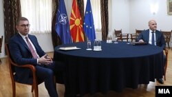 Predsednik najveće opozicione stranke VMRO-DPMNE Hristijan Mickoski i premijer Severne Makedonije Dimitar Kovačevski tokom sastanka u Skoplju, 7. jun 2023. 