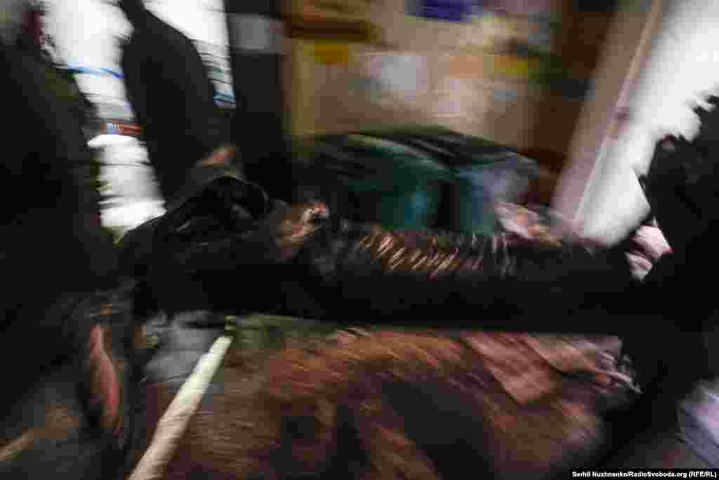 Військовий медик штовхає каталку з пораненим бійцем. Бахмут, стабілізаційний пункт, листопад 2022 року&nbsp;