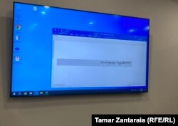 ზუგდიდის საკრებულოს სხდომაზე განთავსებულ მონიტორზე აქტივისტებმა გამოაქვეყნეს ფრაზა: „არა რუსულ რეჟიმს“.
