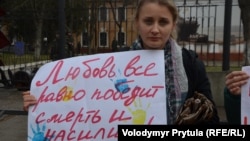 Участница пикета в поддержку украинских военных в Симферополе. Крым, 4 марта 2014 г.