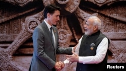 Indijski premijer Narendra Modi pozdravlja premijera Kanade Justina Trudeaua po njegovom dolasku u kongresni centar Bharat Mandapam na samit G20 u Nju Delhiju, Indija, u subotu, 9. septembra 2023.