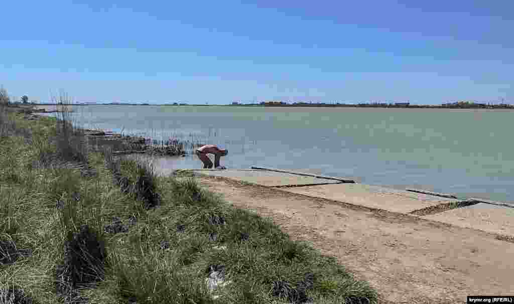 Мужчина собирает целебный ил в озере Мойнаки на территории бывшего детского санатория &laquo;Родина&raquo; в Евпатории. &nbsp;