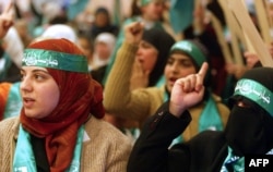 هواداران حماس پیش از انتخابات پارلمانی سال ۲۰۰۶