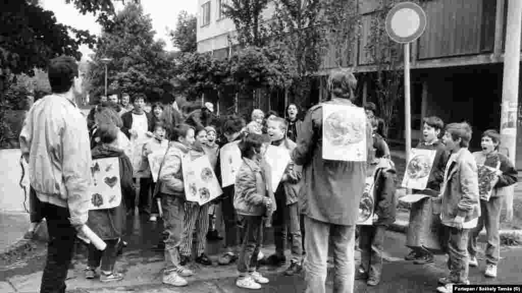 1990. április 22., az első magyar Föld napja eseményeinek résztvevői, háttal dr. Vásárhelyi Tamás biológus