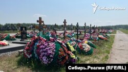  Гробове на съветски военнослужещи, починали в Украйна 