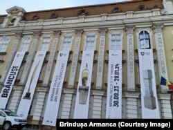 Fațada MNArt a devenit un uriaș panou de publicitatea pentru marea expoziție Brâncuși de la Timișoara