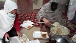 زنی در نیمروز با پختن غذا در خانه و فروش آن در شهر مخارج خانواده اش را تامین می‌کند