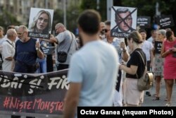 Mai multe persoane au ieșit în stradă pentru a cere demisia ministrului Familiei. Gabriela Firea a renunțat la funcție vineri, 14 iulie.