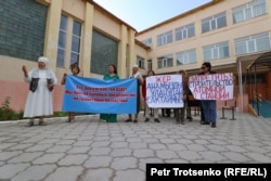 Активисты выступают против строительства АЭС во дворе школы села Улькен. Алматинская область, 22 августа 2023 года