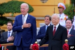 Președintele american Joe Biden și secretarul general vietnamez al Partidului Comunist, Nguyen Phu Trong, participă la o ceremonie militară la Palatul Prezidențial din Hanoi, Vietnam, 10 septembrie 2023.