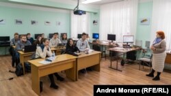 Studenți în una din sălile de curs a Facultății de Fizică, Matematică și Tehnologii Informaționale a Universității Pedagogice de Stat „Ion Creangă”.