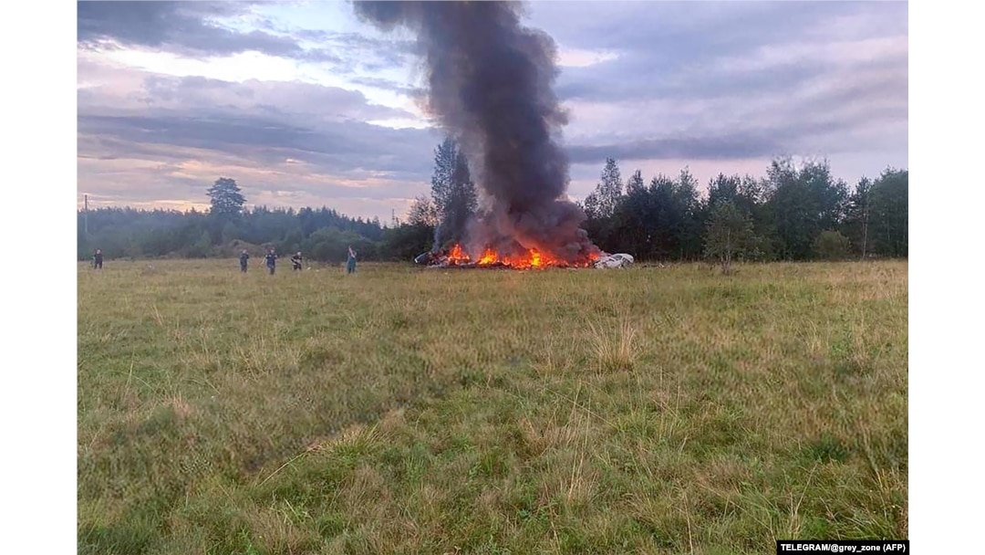 Fotografie postată pe un canal Telegram apropiat de grupul Wagner, care arată epava avionului privat prăbușit în regiunea Tver din Moscova, în care s-ar fi aflat șeful Wagner, Evgheni Prigojin.