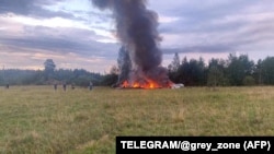 На тази снимка, публикувана в свързания с "Вагнер" канал в Telegram @grey_zone, се вижда горяща самолетна отломка край село Куженкино, Тверска област. 23 август 2023 г.