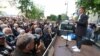 Magyar Péter a Belügyminisztérium elé szervezett tüntetésen 2024. április 26-án