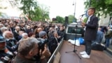Magyar Péter a Belügyminisztérium elé szervezett tüntetésen 2024. április 26-án