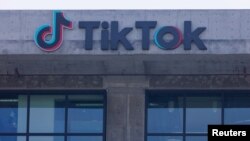 Mai multe guverne ale lumii recomandă eliminarea platformei TikTok de pe telefoanele de serviciu. În imagine, sediul TikTok în Culver City, California.