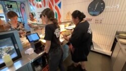 کډوالې ښځې د اسټرالیا رستوران کې کورني خواړه خرڅوي