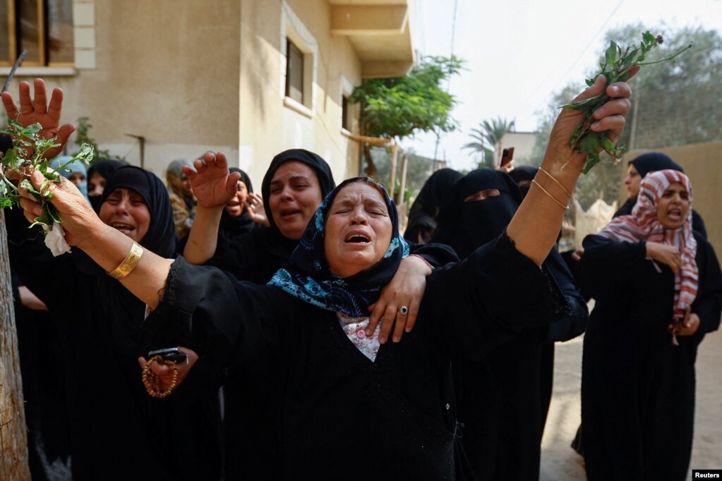 Disa gra vajtojnë në funeralin e dy fëmijëve binjakë të vrarë në sulmet izraelite në Kan Jounis të Gazës.