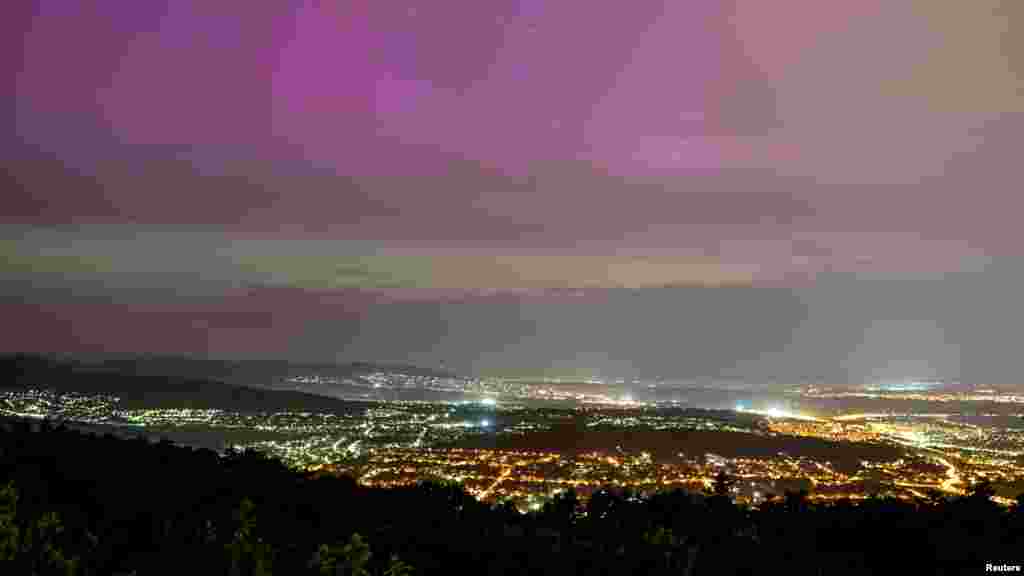 A Magyarországról látható sarki fény a Hármashatár-hegyről 2024. május 11-én