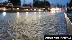 Një rrugë e përmbytur në Prishtinë.