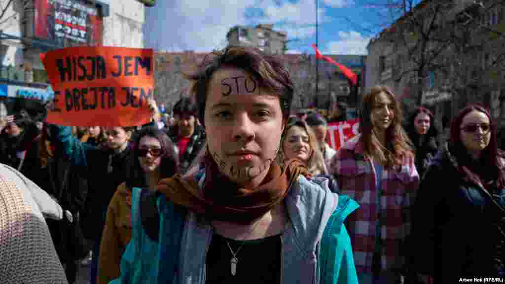&quot;Stop femicidit&quot; kishte shkruar një vajzë në fytyrën e saj gjatë marshimit në Prishtinë në Ditën Ndërkombëtare të Gruas.&nbsp;