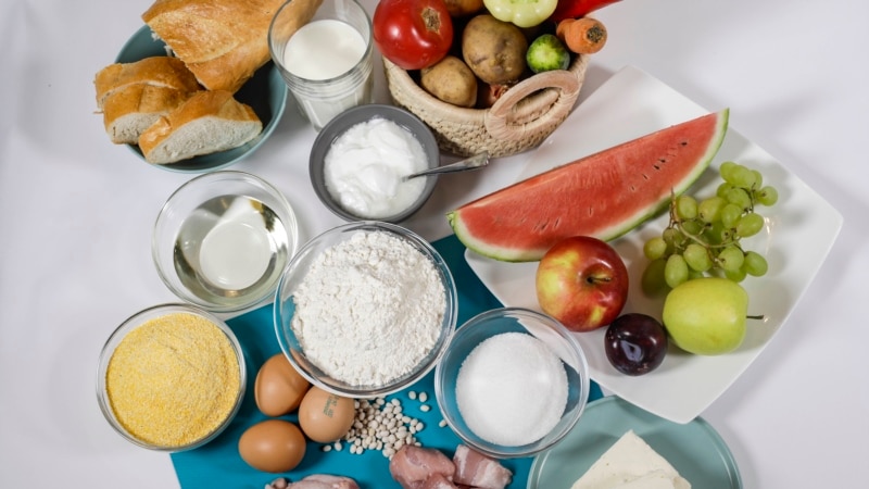 Guvernul susține că partidele de coaliție au decis eliminarea plafonării prețurilor la alimentele de bază. PSD spune că nu e de acord