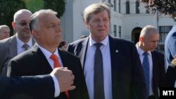 Orbán Viktor és Stumpf István a Tokaj-Hegyalja Egyetem udvarán az intézmény tanévnyitó ünnepsége után Sárospatakon 2021. szeptember 25-én