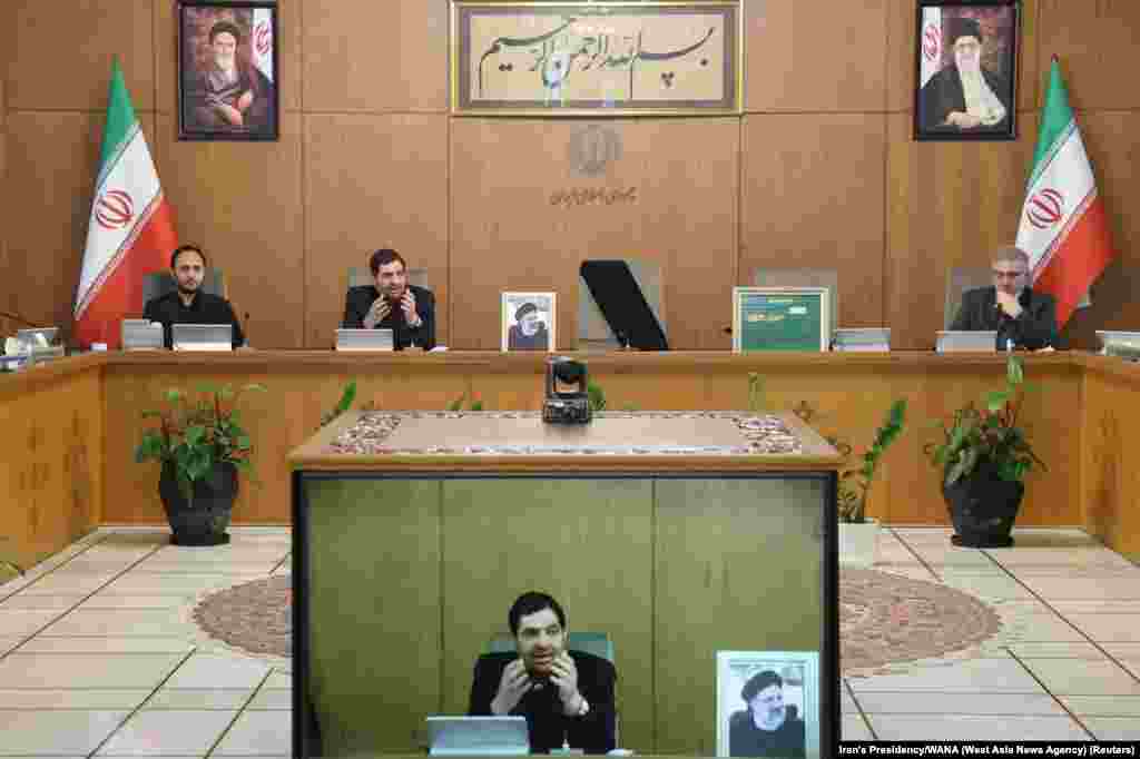 Первый вице-президент Мохаммад Мохбер выступает на заседании правительства в Тегеране 20 мая рядом с пустым креслом, задрапированным чёрной тканью, где обычно сидел Раиси. Хаменеи назначил Мохбера временным президентом