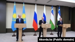 Президент Казахстана Касым-Жомарт Токаев, президент России Владимир Путин и президент Узбекистана Шавкат Мирзиёев 