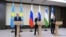 Президент Казахстана Касым-Жомарт Токаев, президент России Владимир Путин и президент Узбекистана Шавкат Мирзиёев (слева направо) на церемонии открытия поставок российского газа в Узбекистан через территорию Казахстана. Москва, 7 октября 2023 года