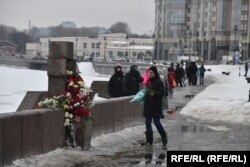 Mii de ruși au depus flori pentru Navalnîi, un gest sfidător împotriva Kremlinului.