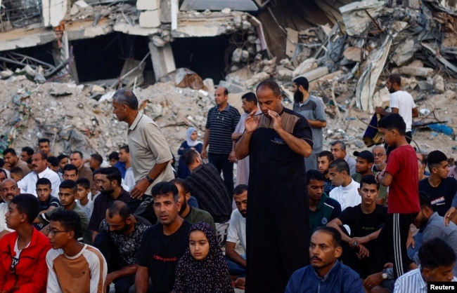 Палестинци провеждат молитва за Курбан Байрам в руините на разрушена джамия, 16 юни 2024 г.