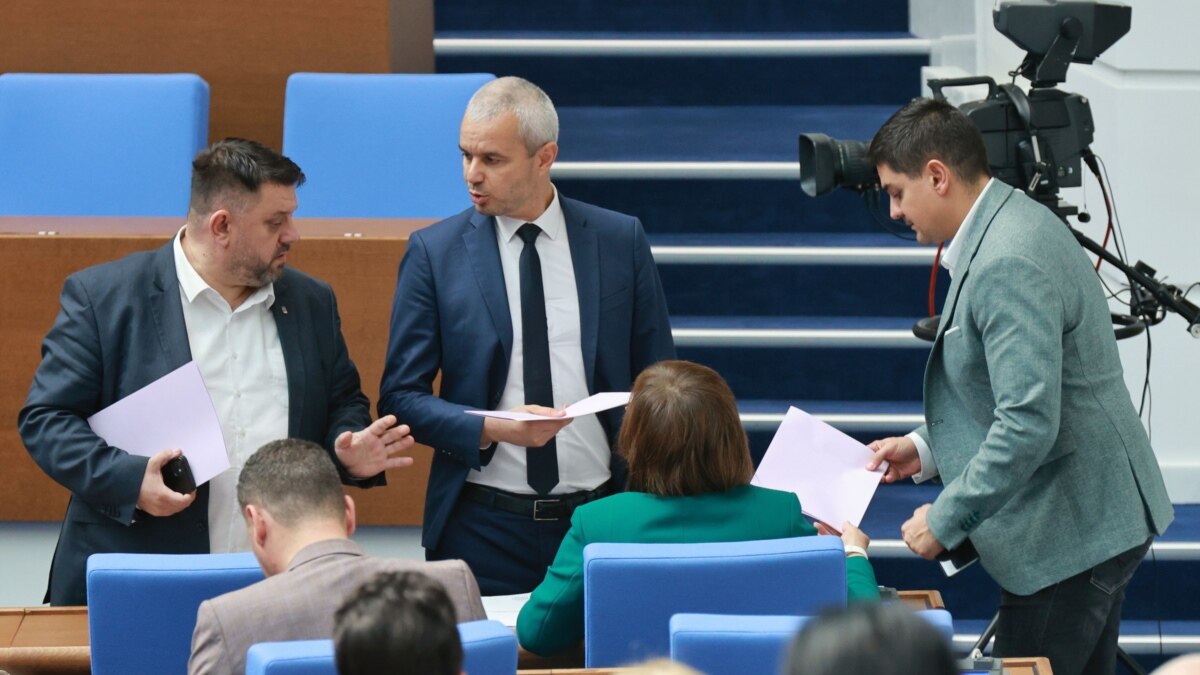Заместник-председателят на Възраждане“ Цончо Ганев каза в понеделник, че партията