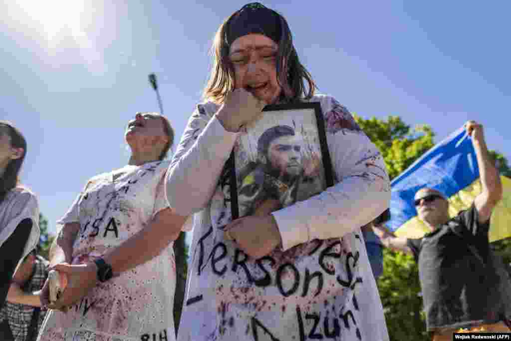 Ukrainian activists protested as Russia&#39;s ambassador to Poland, Sergei Andreev, laid a wreath at the Soviet soldier war mausoleum in Warsaw on May 9.