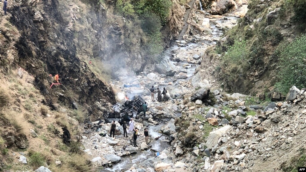 محل سقوط خودروی حامل مهندسان چینی پس از عملیات انتحاری در پاکستان