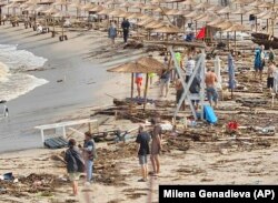 Ljudi posmatraju štetu na plaži, nakon oluje, u Arapi, Bugarska, u utorak, 5. septembra 2023.