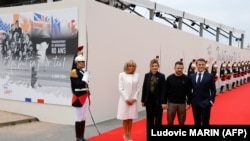 Президент Франції Еммануель Макрон (праворуч) та Президент України Володимир Зеленський (2 справа) з дружинами на церемоні з нагоди 80-ї річниці висадки союзників у Нормандії. Франція, 6 червня 2024 року
