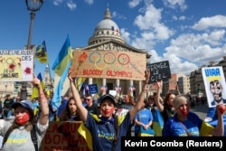 Miting la Paris, pe 13 iulie, de comemorare a sutelor de atleți ucraineni uciși în timpul invaziei rusești.