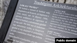Memorijalna ploča ispred nekadašnjeg kafića Panda u Peći.