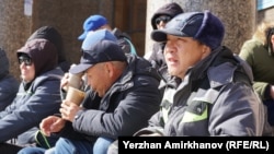 Zsanaozeni olajmunkások tartanak tiltakozó gyűlést a kazah energiaminisztérium épülete előtt, Asztanában 2022. április 11-én