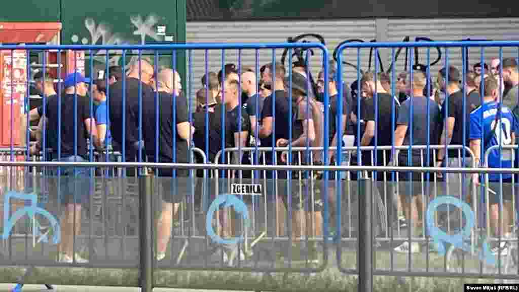 Navijači i redarske službe koje sprovode sigurnosne provere na jednom od ulaza na stadion, pred početak utakmice.