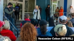 Marina Tauber în fața Judecătoriei Buiucani, primăvara 2024.