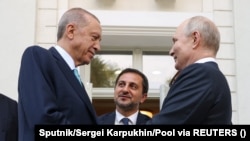 რუსეთის პრეზიდენტი ვლადიმირ პუტინი (მარჯვნივ) და თურქეთის პრეზიდენტი რეჯეპ ტაიპ ერდოანი (მარცხნივ) სოჭში 2023 წლის 4 სექტემბერს გამართული მოლაპარაკებების შემდეგ