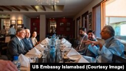د امریکا سفیر ډانلډ بلوم په ګوادر کې له پاکستانیو چارواکو سره د غونډې پر مهال - د سېپټېمبر ۱۲مې انځور.