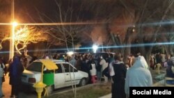 تجمع ساکنان منطقه مقابل خوابگاه دانشگاه علوم پزشکی اصفهان پس از حمله گازی